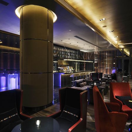 Royal Plaza Hotel Χονγκ Κονγκ Εξωτερικό φωτογραφία The interior of the bar