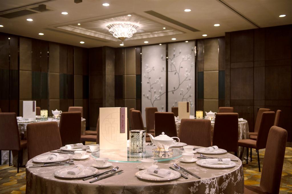 Royal Plaza Hotel Χονγκ Κονγκ Εξωτερικό φωτογραφία A private dining room at the Mandarin Oriental, Hong Kong