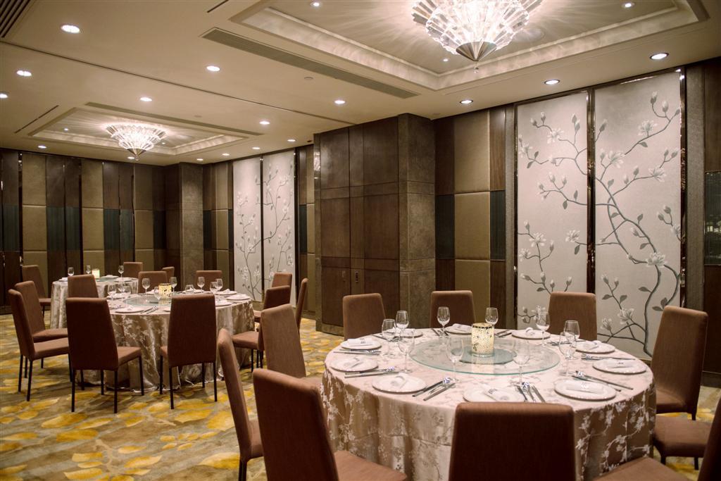Royal Plaza Hotel Χονγκ Κονγκ Εξωτερικό φωτογραφία A private dining room at the Mandarin Oriental, Hong Kong