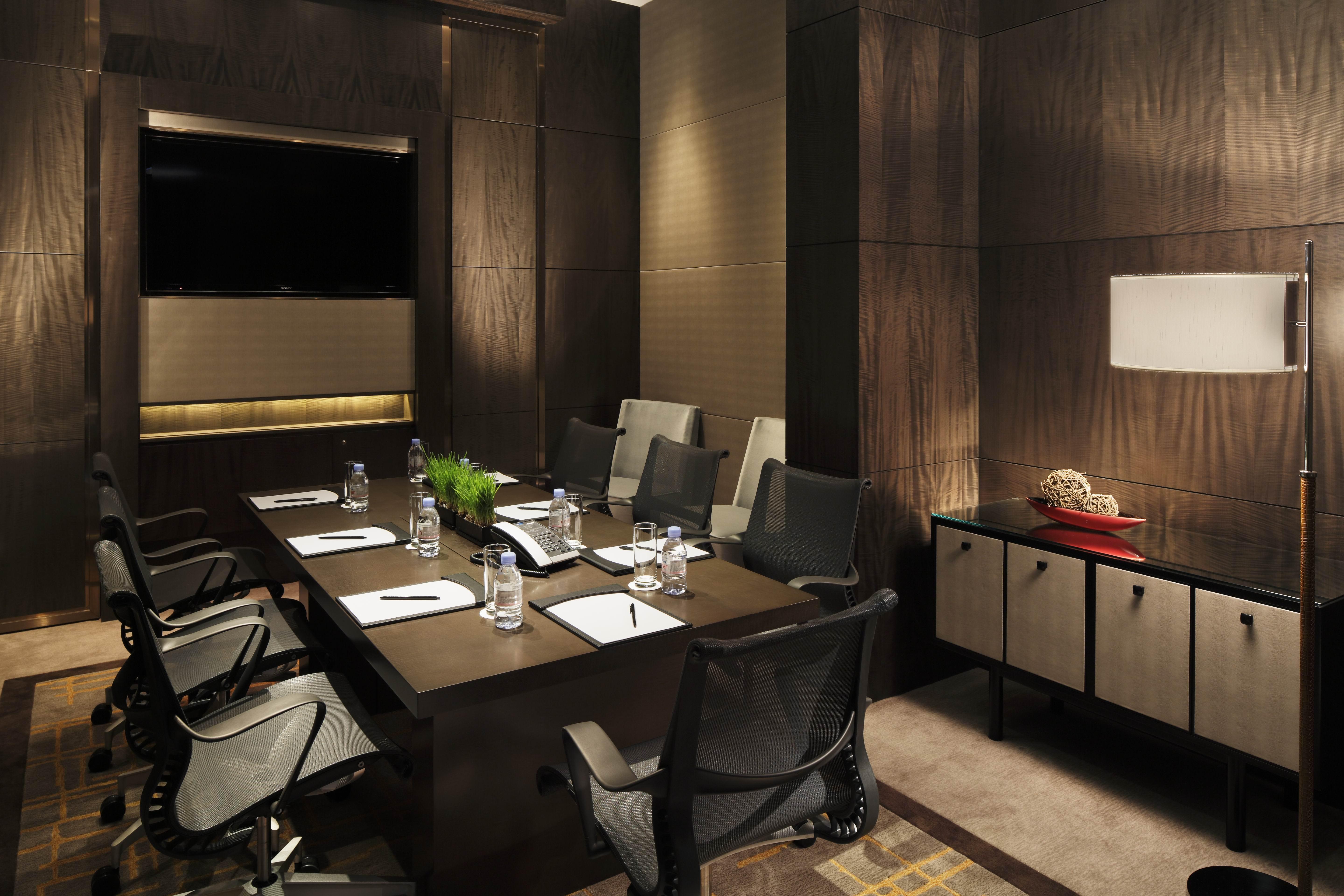 Royal Plaza Hotel Χονγκ Κονγκ Εξωτερικό φωτογραφία A boardroom at The Ritz-Carlton, Hong Kong