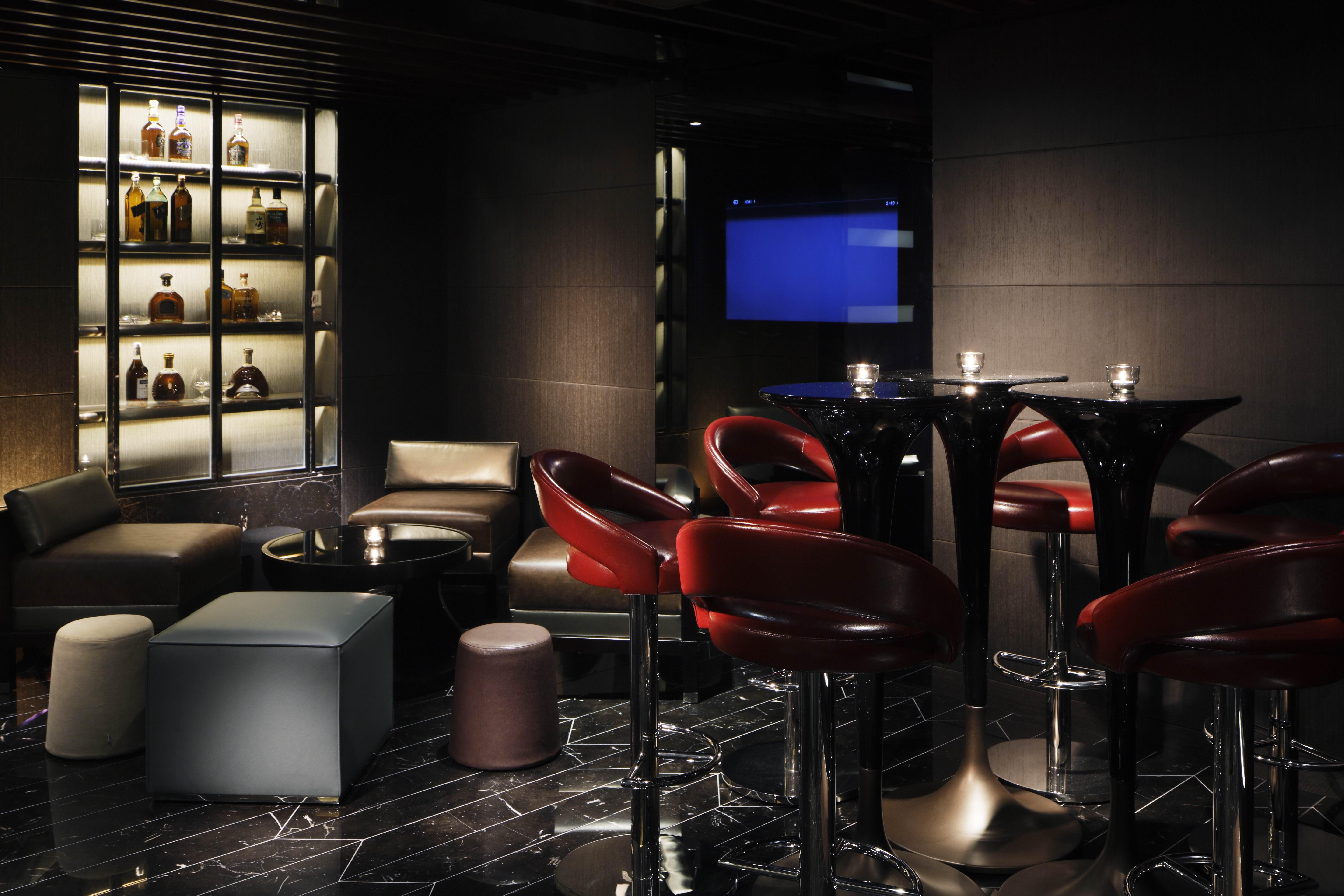 Royal Plaza Hotel Χονγκ Κονγκ Εξωτερικό φωτογραφία The bar at the Mandarin Oriental, Hong Kong