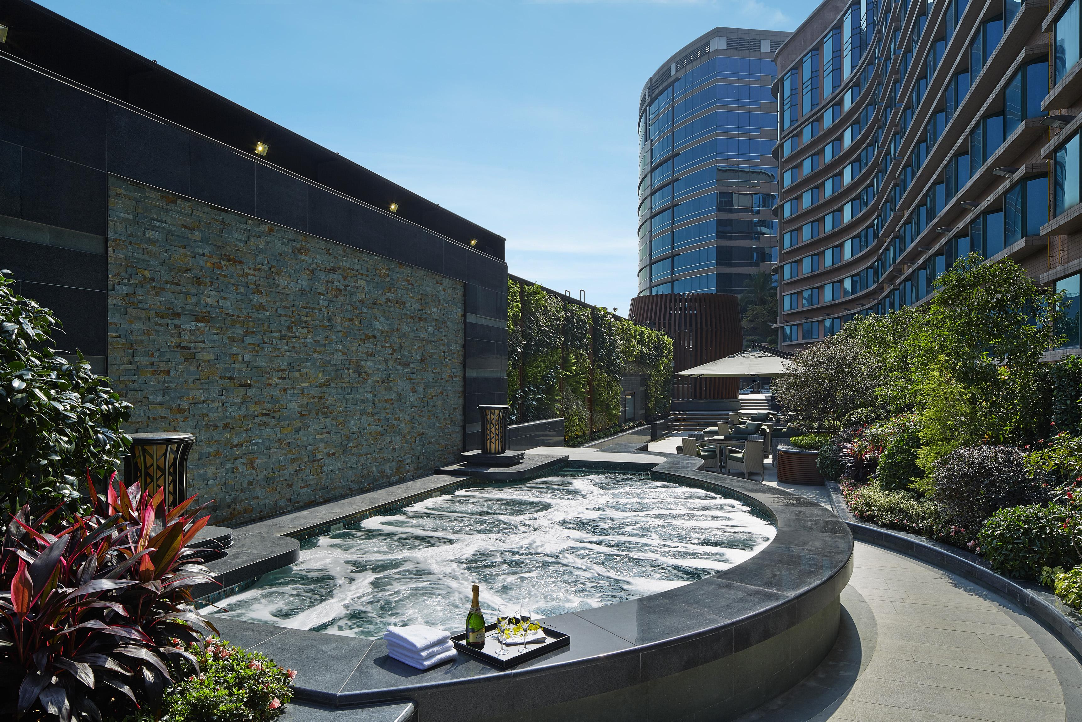 Royal Plaza Hotel Χονγκ Κονγκ Εξωτερικό φωτογραφία The outdoor spa at The Landmark Mandarin Oriental