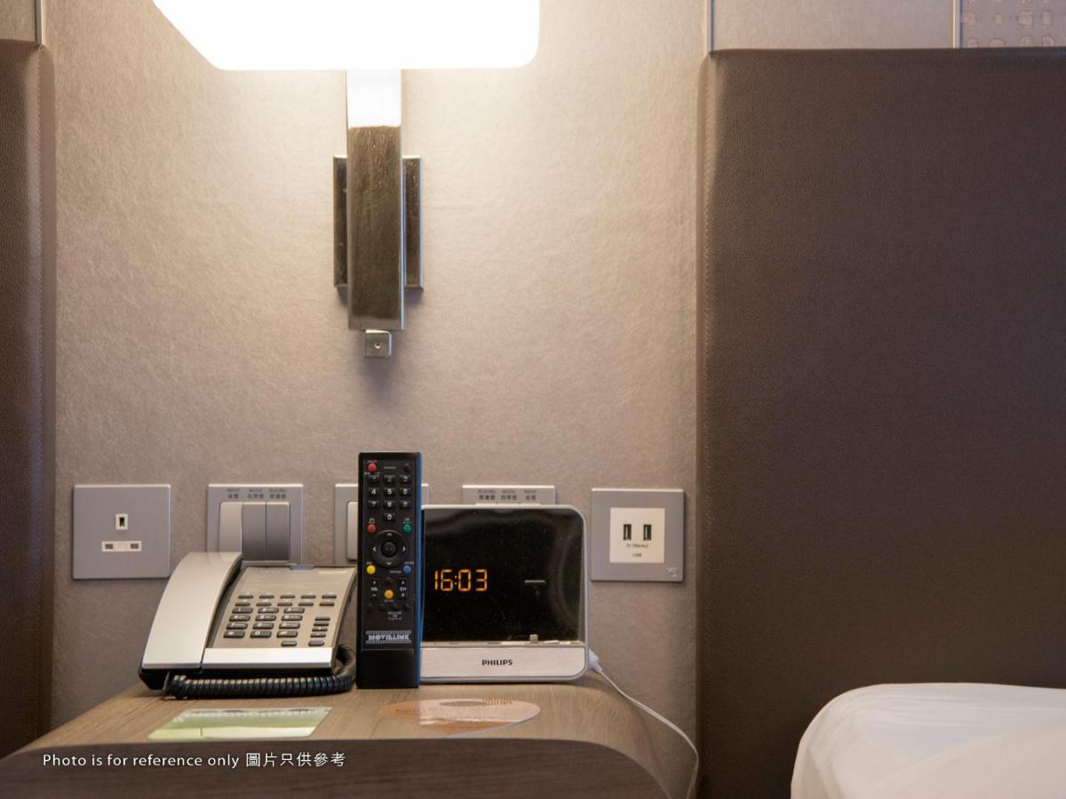 Royal Plaza Hotel Χονγκ Κονγκ Εξωτερικό φωτογραφία A telephone and a radio in a hotel room