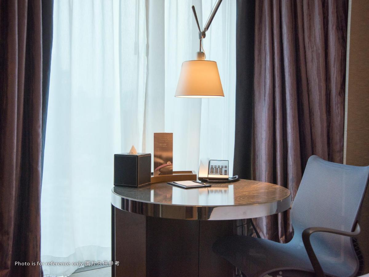 Royal Plaza Hotel Χονγκ Κονγκ Εξωτερικό φωτογραφία A table lamp