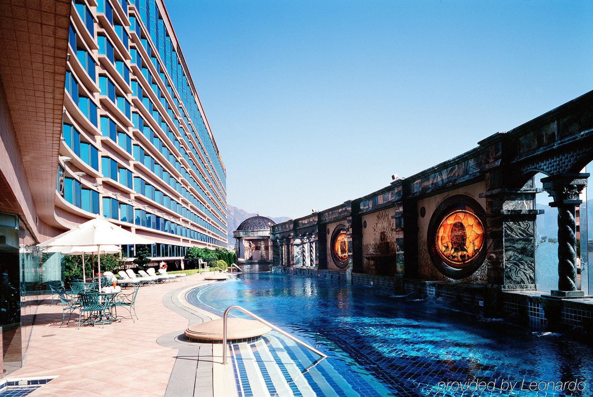 Royal Plaza Hotel Χονγκ Κονγκ Εξωτερικό φωτογραφία The swimming pool at the hotel